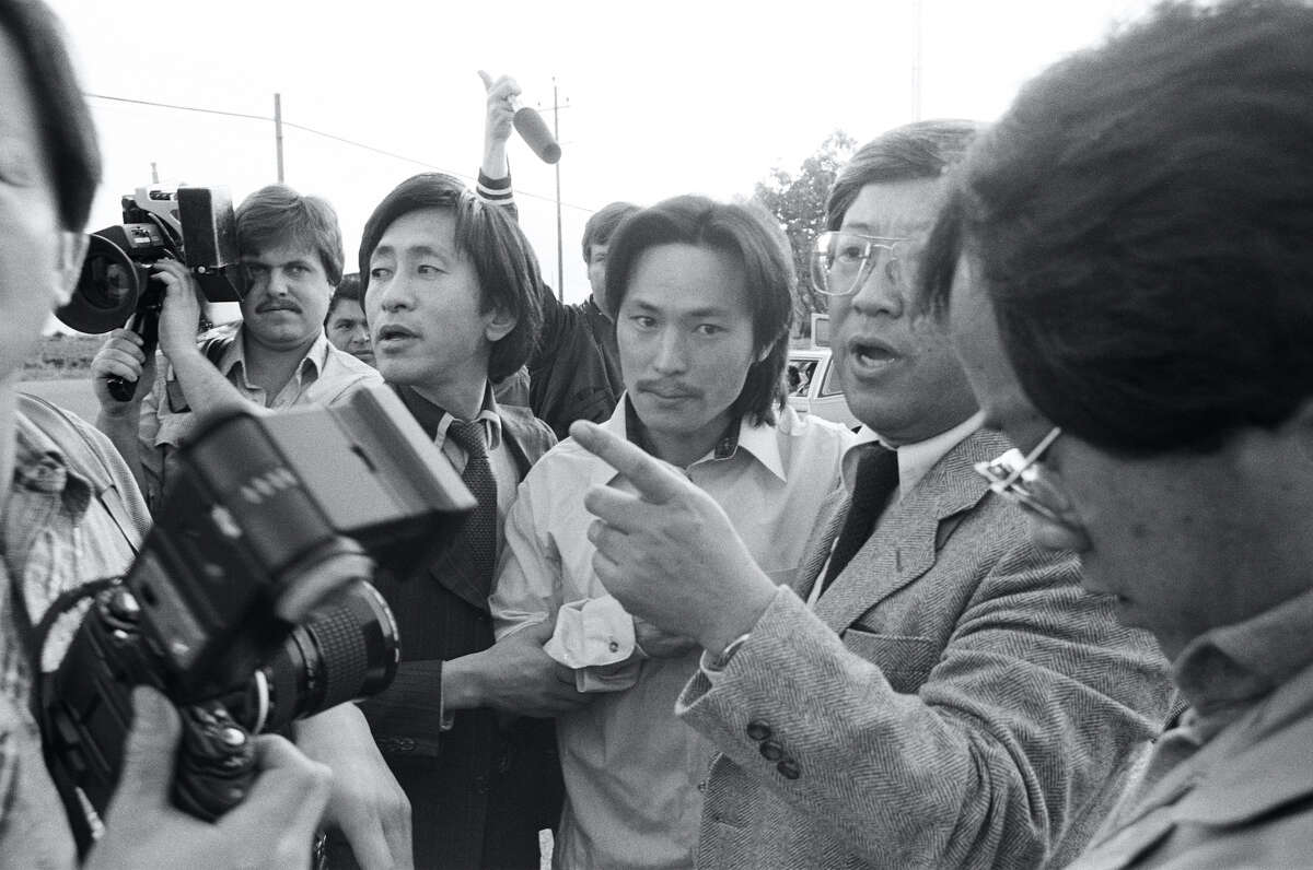 Los equipos de noticias de televisión rodean a Chol Soo Lee después de que sale de prisión el 28 de marzo de 1983.