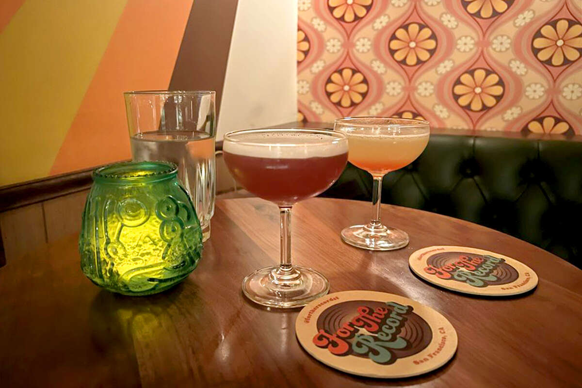 For the Record está ubicado en 2120 Greenwich St. en San Francisco. El bar de San Francisco recientemente entró en la lista regional de los 10 principales homenajeados de Tales of the Cocktail Foundation. 