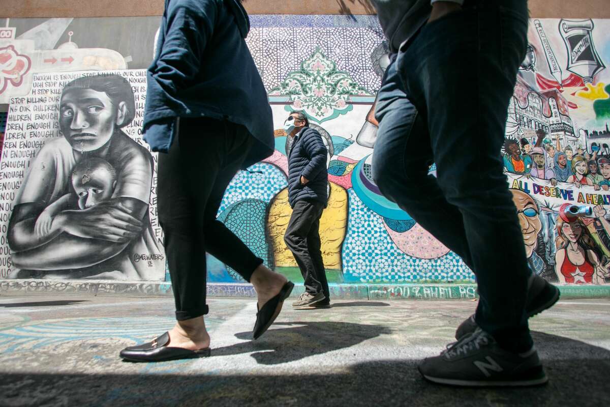 Tome un desvío por Clarion Alley para ver algunos de los mejores murales de San Francisco, California.