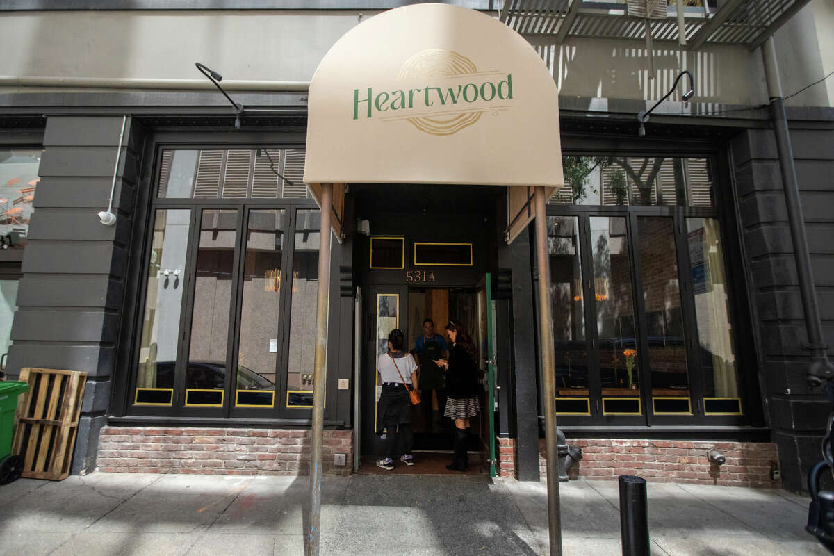 Los clientes ingresan a Heartwood en el distrito financiero de San Francisco el 25 de abril de 2023.
