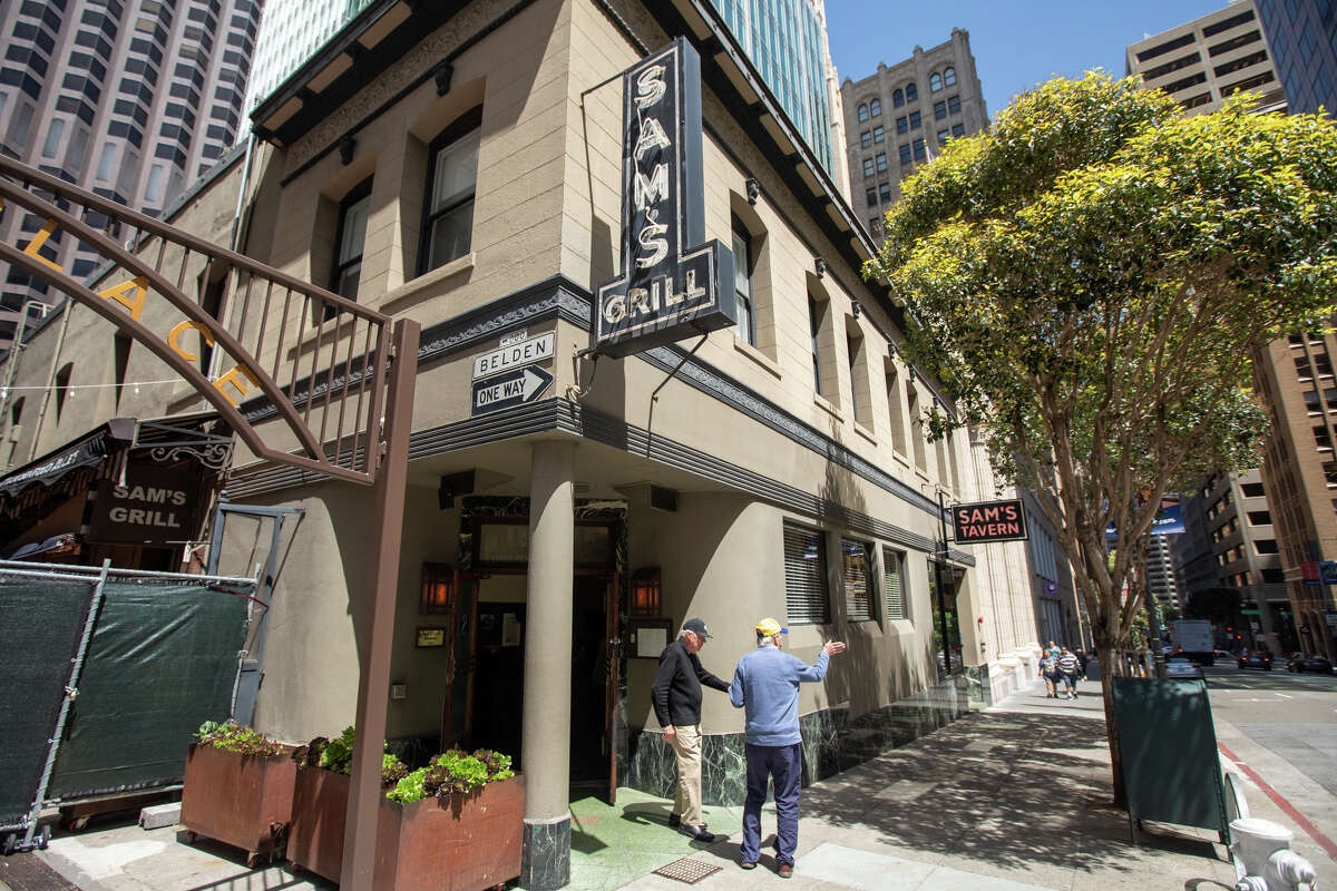 Los clientes salen de Sam's Grill en el distrito financiero de San Francisco el 25 de abril de 2023.