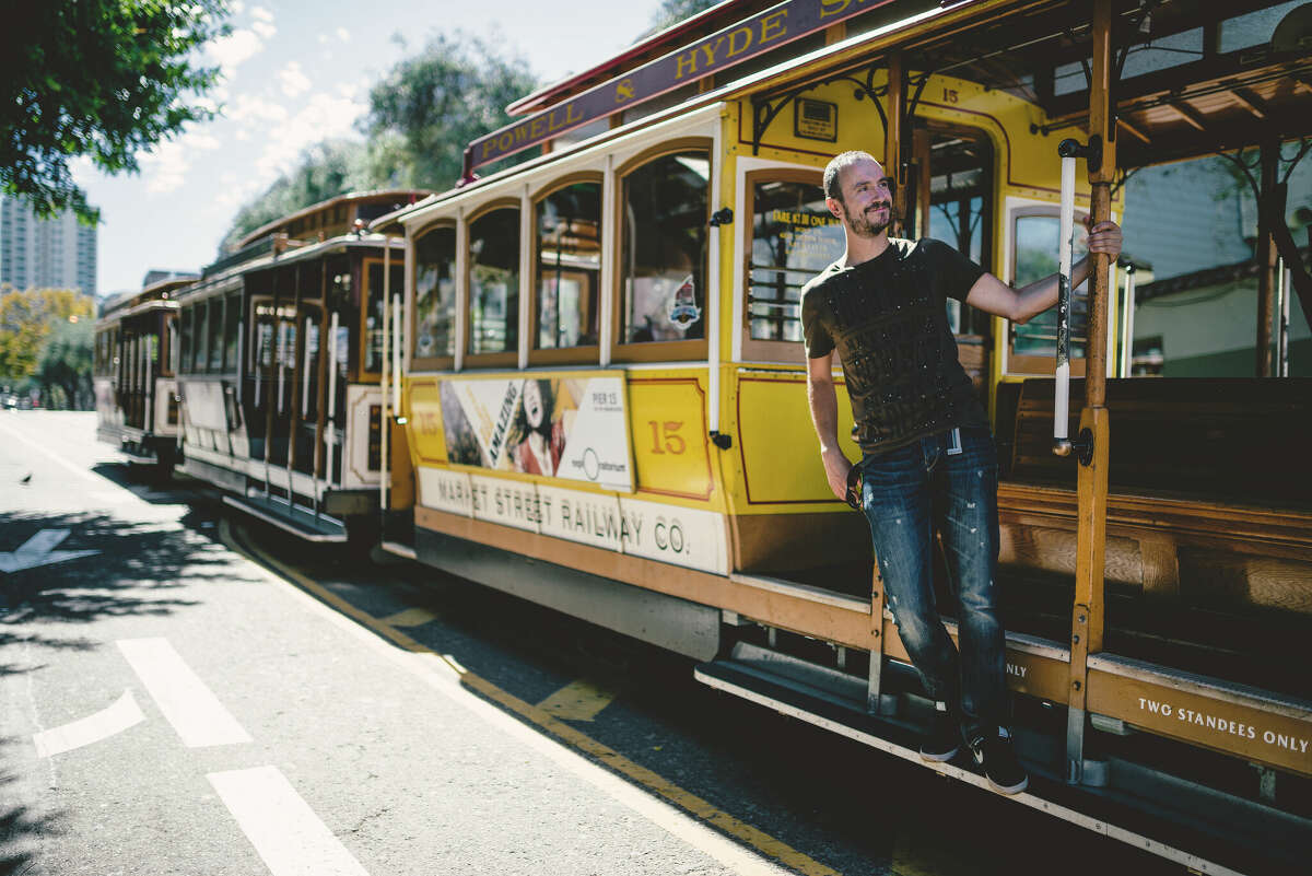 Un pasajero viaja en un teleférico en San Francisco, California. Es una de las formas más populares de moverse por la ciudad, especialmente para los turistas.