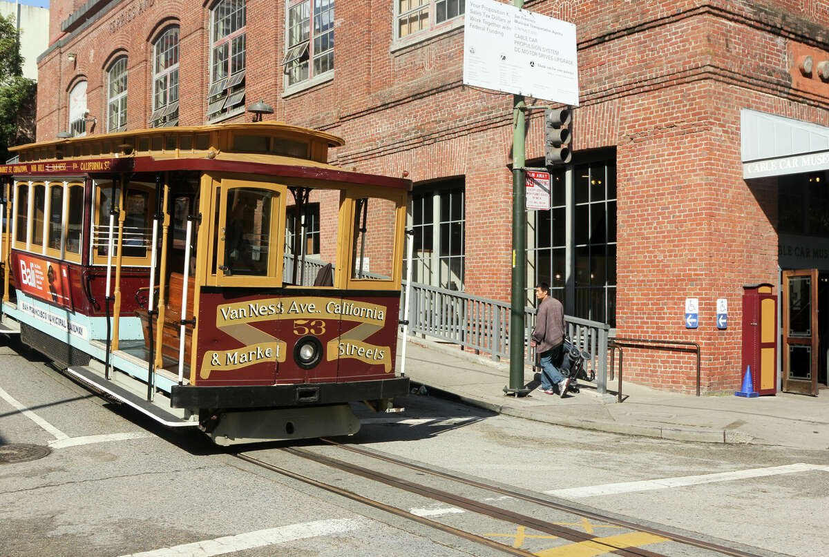 Un teleférico pasa por el Museo del Teleférico, que también alberga la gran maquinaria que se utiliza para alimentar el sistema de teleférico de San Francisco.