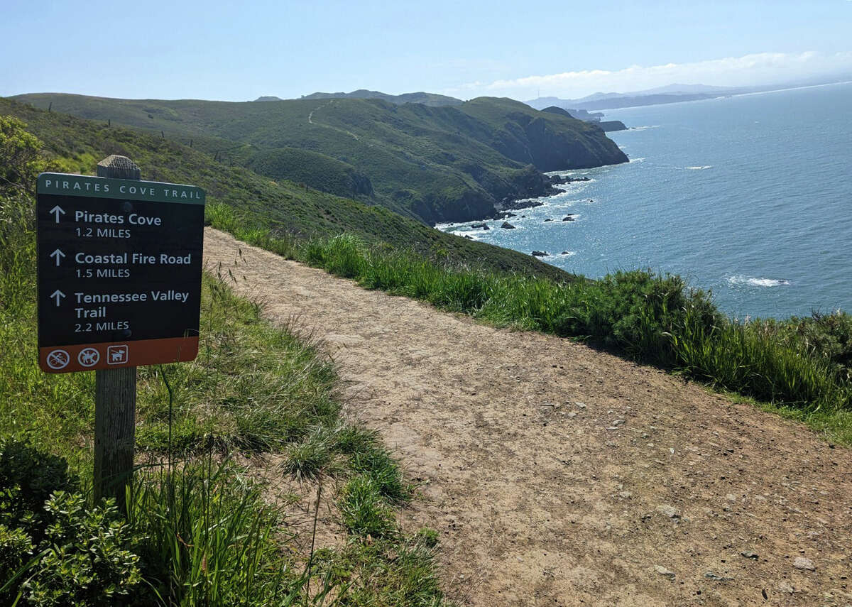 Un sendero para comenzar el último tramo hacia Pirates Cove cerca de Muir Beach en Marin Headlands.