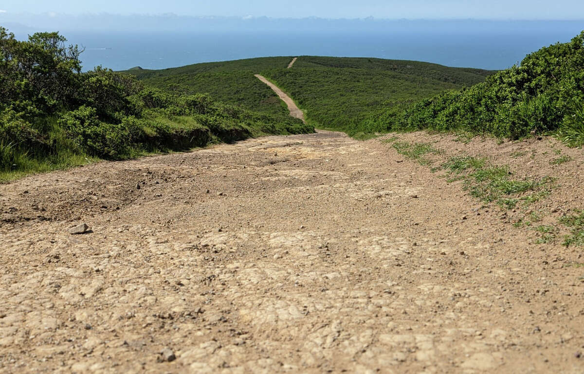 Siguiendo el camino a Pirates Cove cerca de Muir Beach en Marin Headlands.