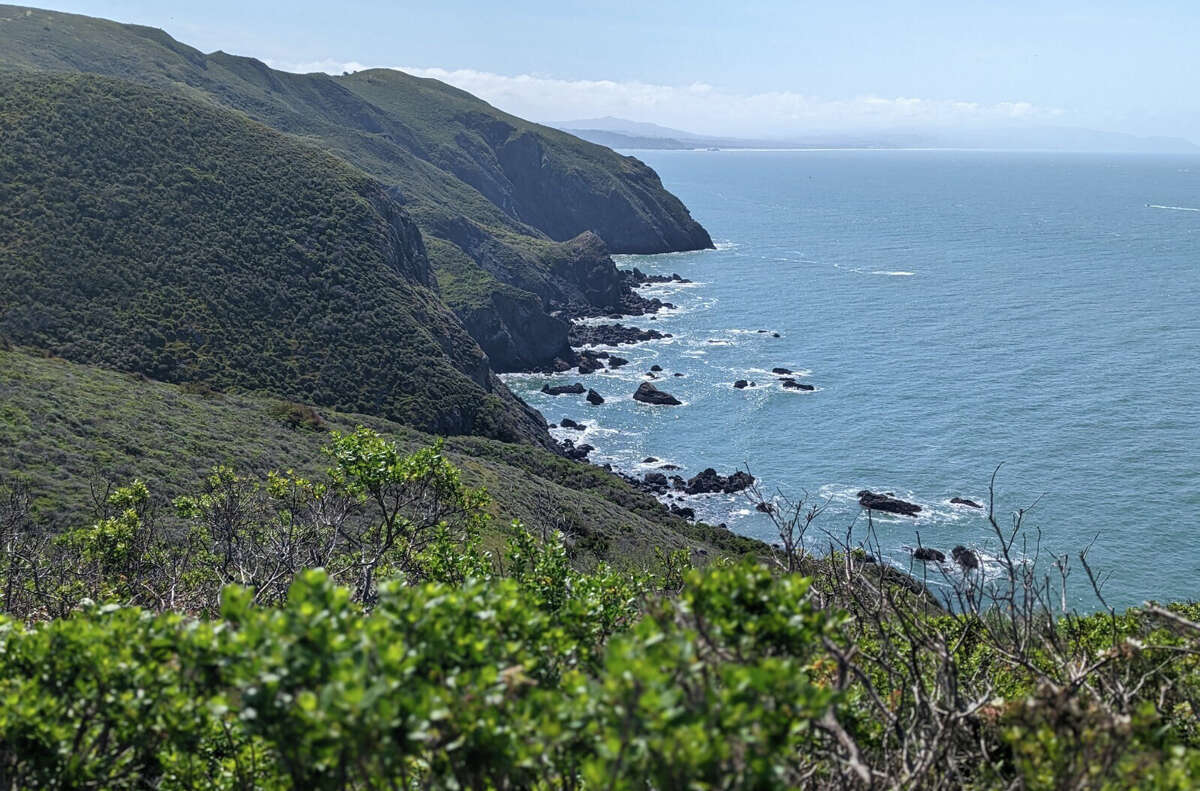 Marin Headlands mirando hacia el sur a lo largo de la costa cerca de Muir Beach.