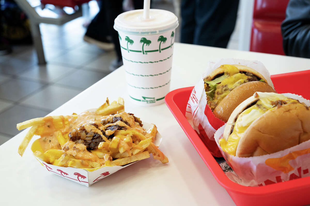 Las papas fritas estilo animal, un batido napolitano, un queso asado y un Double-Double cuestan $20 en In-N-Out Burger en Fisherman's Wharf en San Francisco.