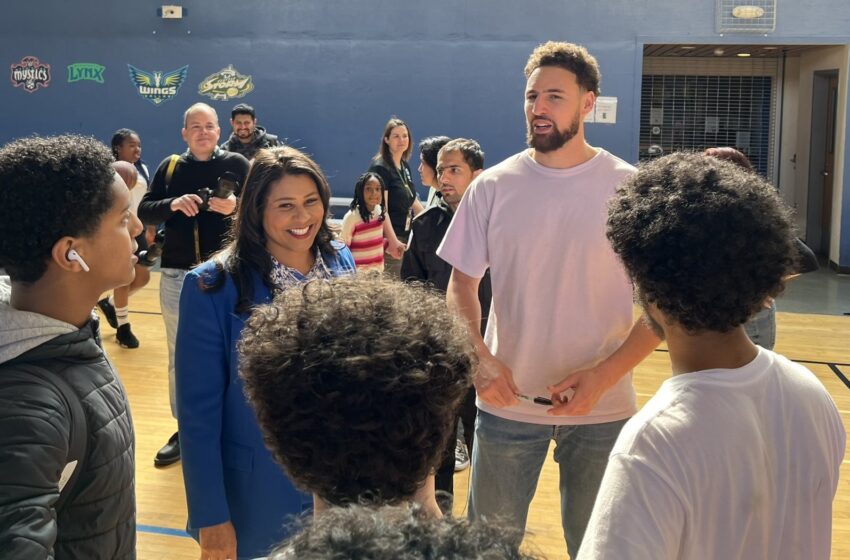  Klay Thompson de los Warriors y el alcalde London Breed sorprenden a los niños locales en el gimnasio de SF