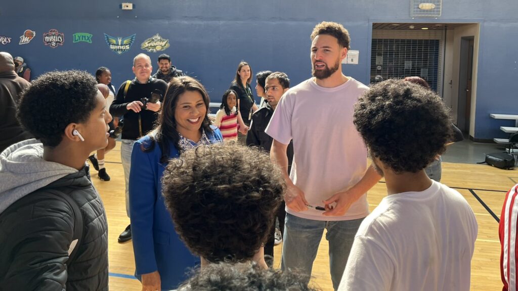 Klay Thompson de los Warriors y el alcalde London Breed sorprenden a los niños locales en el gimnasio de SF