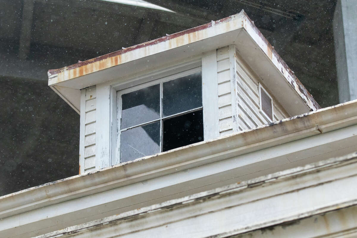 Se ve una ventana rota en una de las ventanas superiores de Nimitz House, la antigua casa del almirante Chester Nimitz, debajo del tramo este del Puente de la Bahía en la isla Yerba Buena en San Francisco, California, el 2 de mayo de 2023.