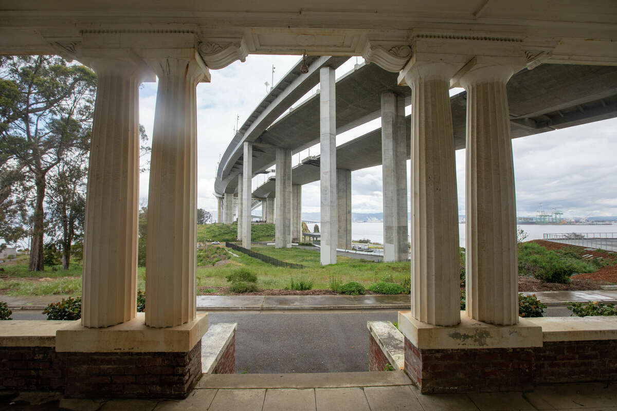 La vista desde el porche de Nimitz House, la antigua casa del almirante Chester Nimitz, está bloqueada por el tramo este del Puente de la Bahía en la isla Yerba Buena en San Francisco, California, el 2 de mayo de 2023.