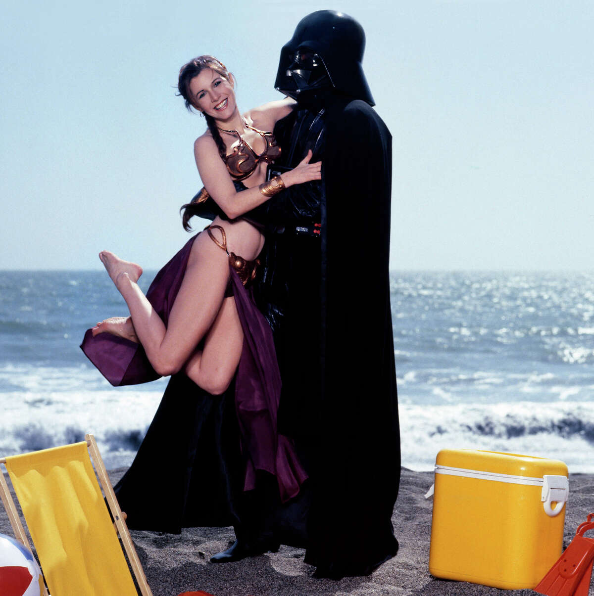 Carrie Fisher y Darth Vader en Stinson Beach, en el condado de Marin, California, en el verano de 1983. 