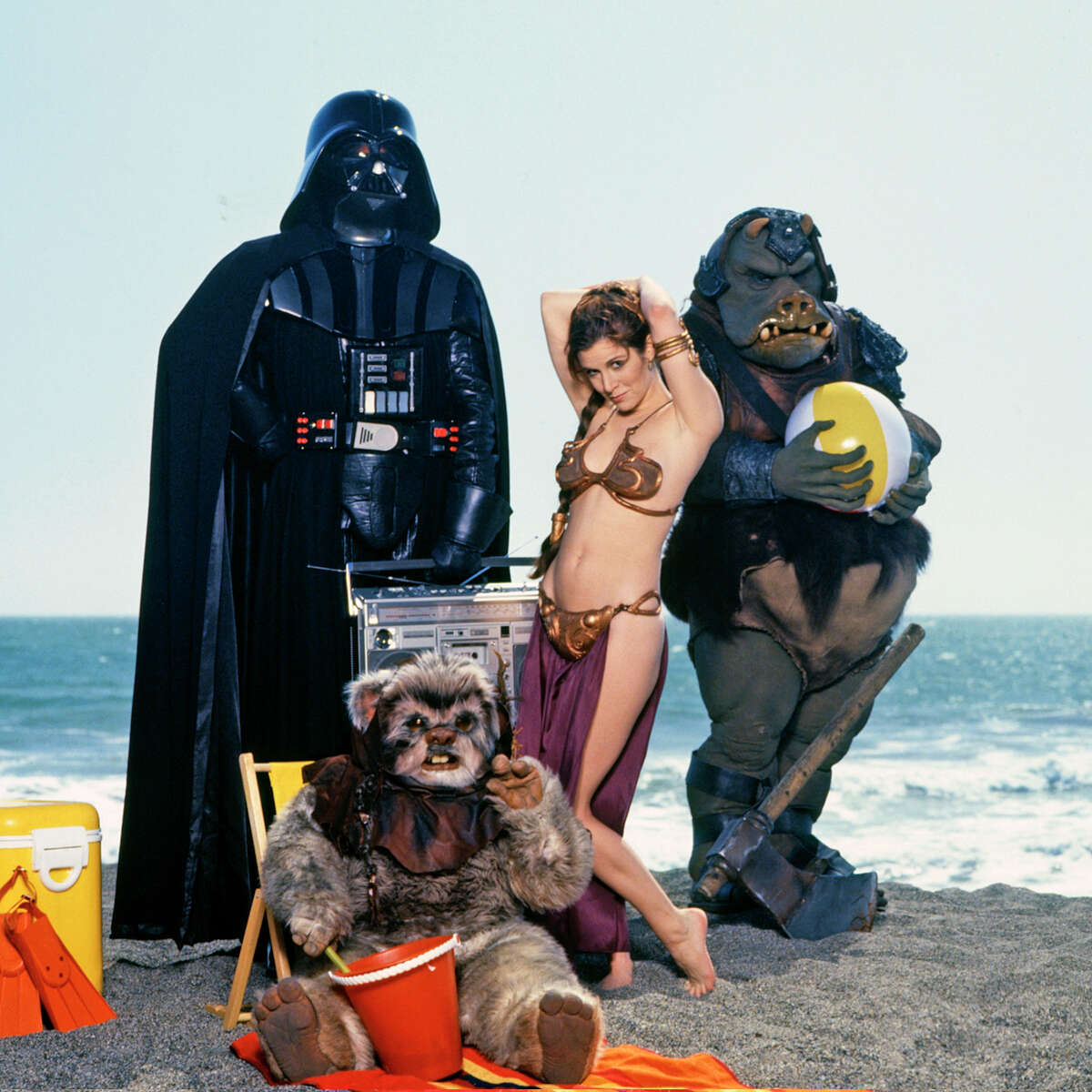 Carrie Fisher posa en Stinson Beach con Darth Vader y otros personajes de Star Wars durante una sesión de fotos de Rolling Stone en el verano de 1983. 