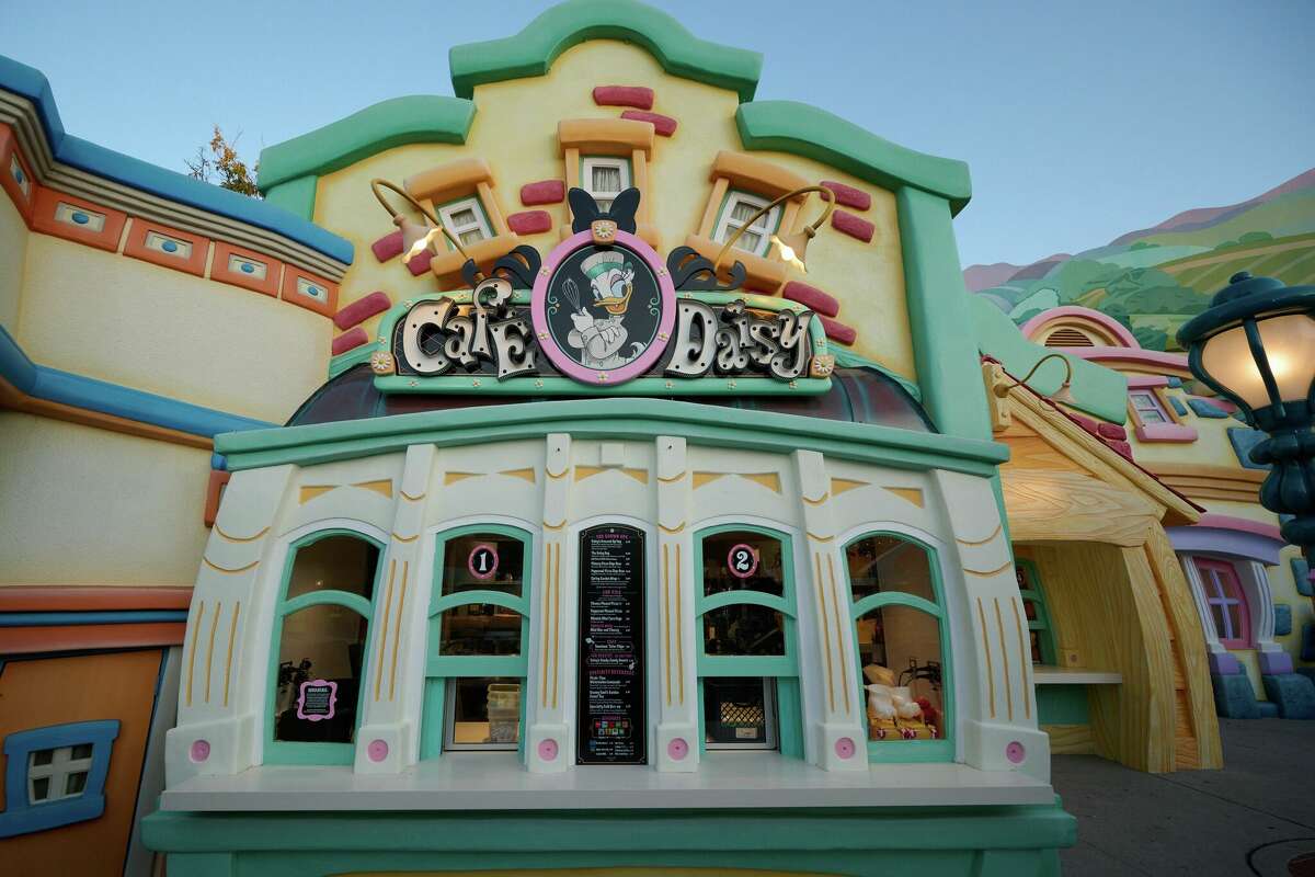 El escaparate de Cafe Daisy en Mickey's ToonTown en Disneyland Park en Anaheim, California. El restaurante de servicio rápido sirve café y golosinas.