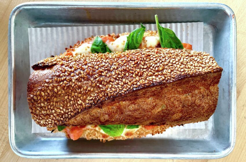  El restaurante de pizza al estilo de Detroit favorito de SF colabora con una panadería popular en sándwiches de pollo calientes