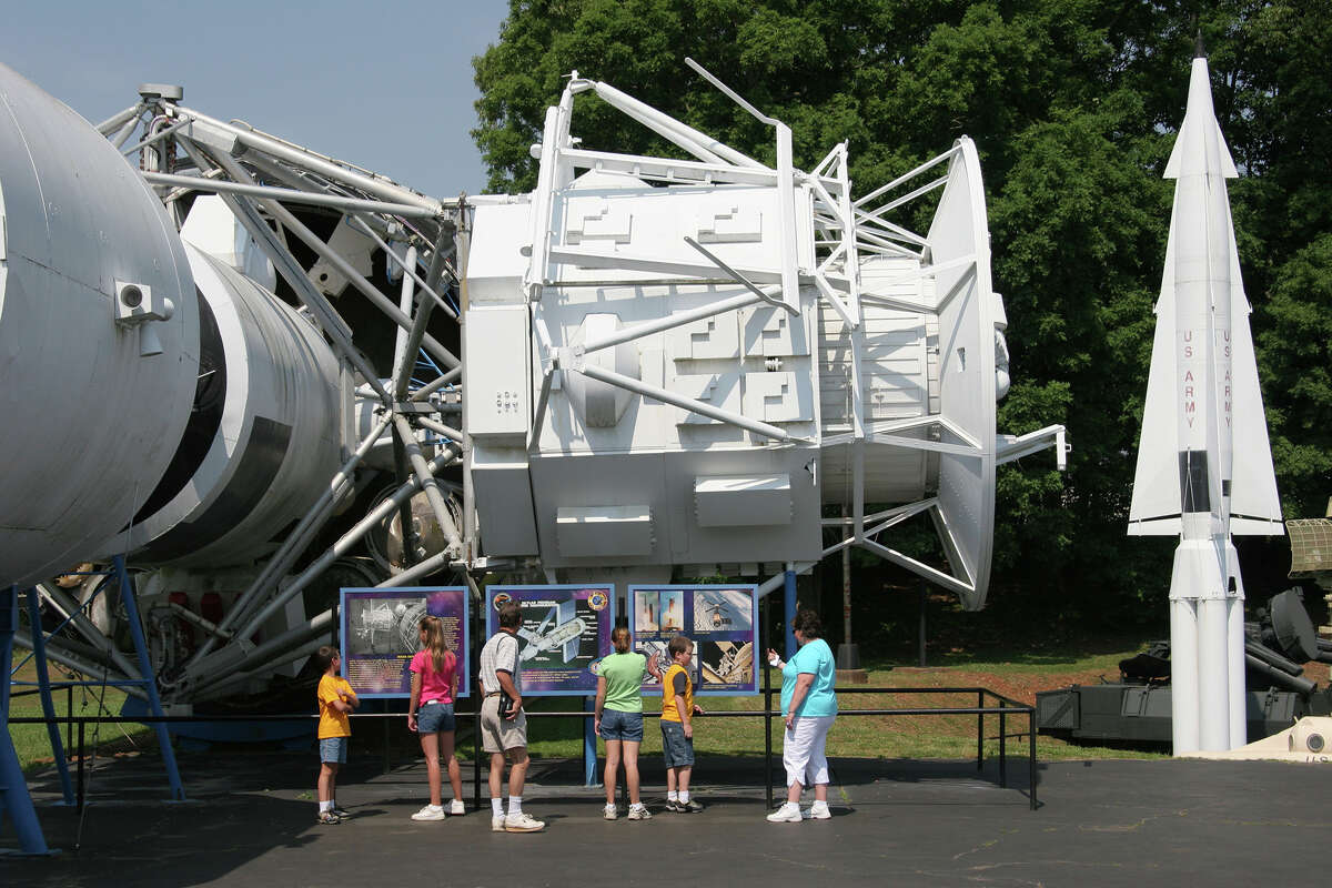 ARCHIVO: Visitantes mirando la exhibición Skylab en el Centro Espacial y de Cohetes de EE. UU. 