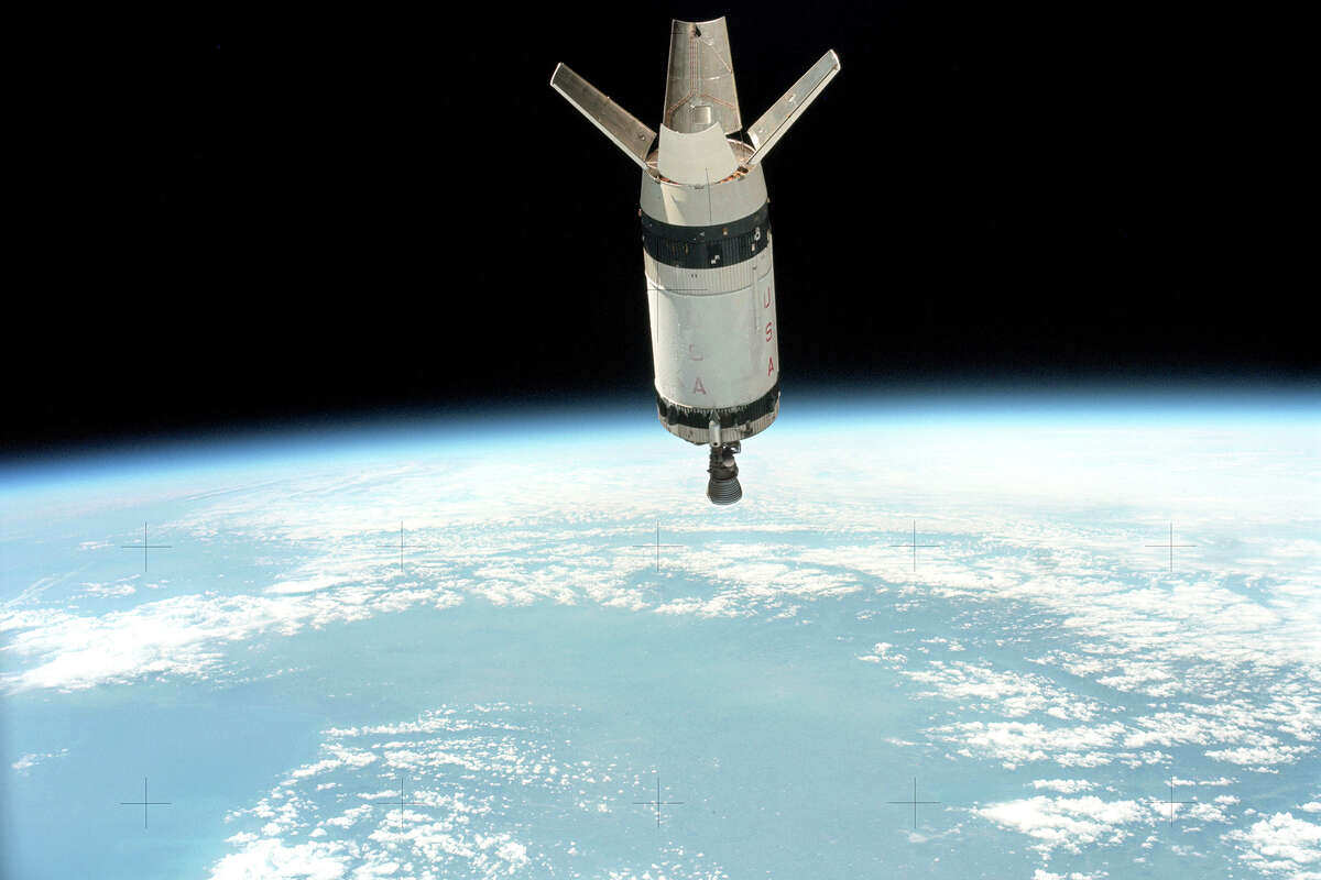 ARCHIVO: Una vista del vehículo espacial Skylab 3/Saturn 1B se ve en esta fotografía tomada desde el Módulo de Comando y Servicio Skylab 3 en órbita terrestre. 