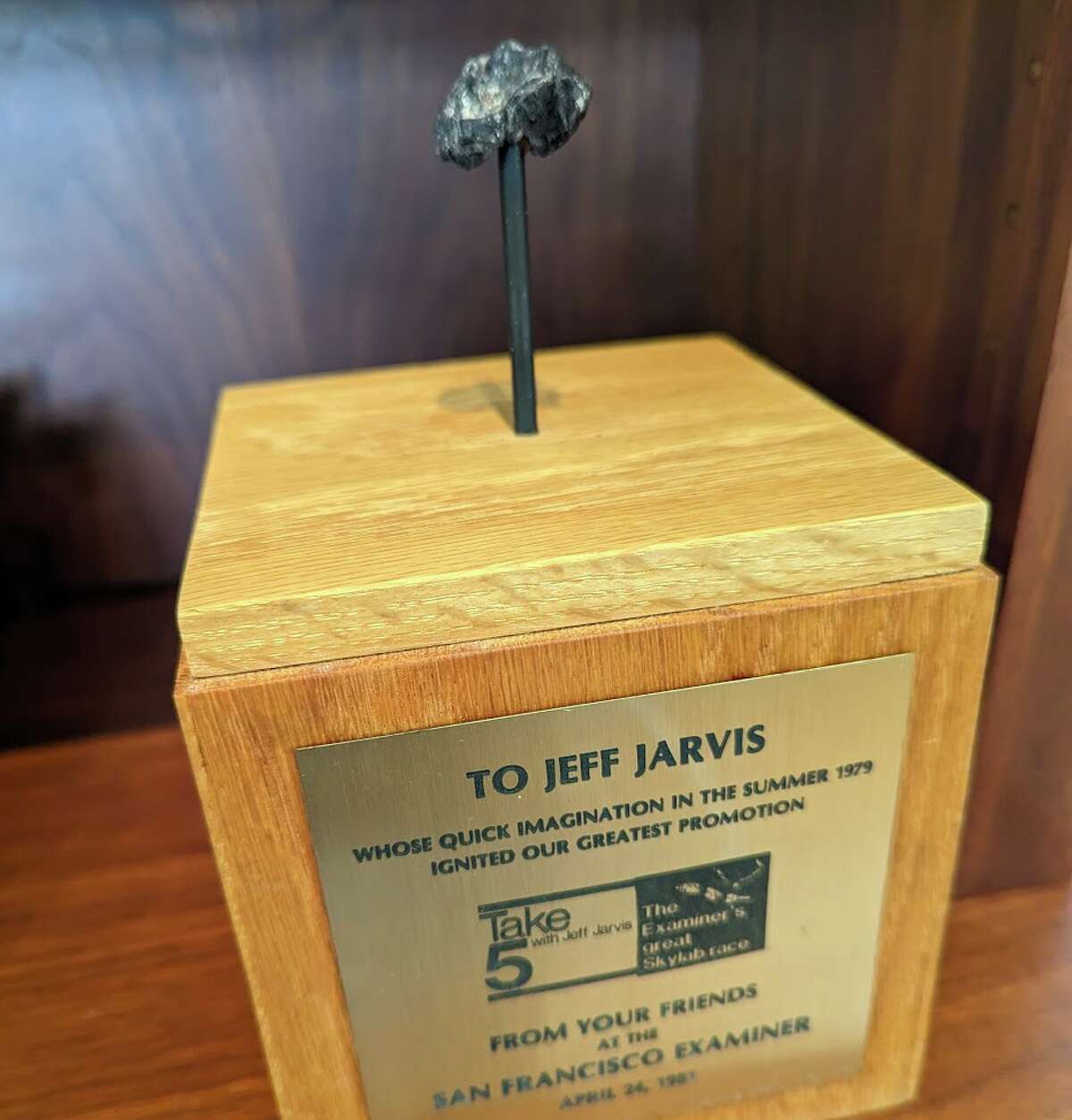 Una pieza de Skylab se encuentra encima de un trofeo que el periódico le dio a Jarvis. 