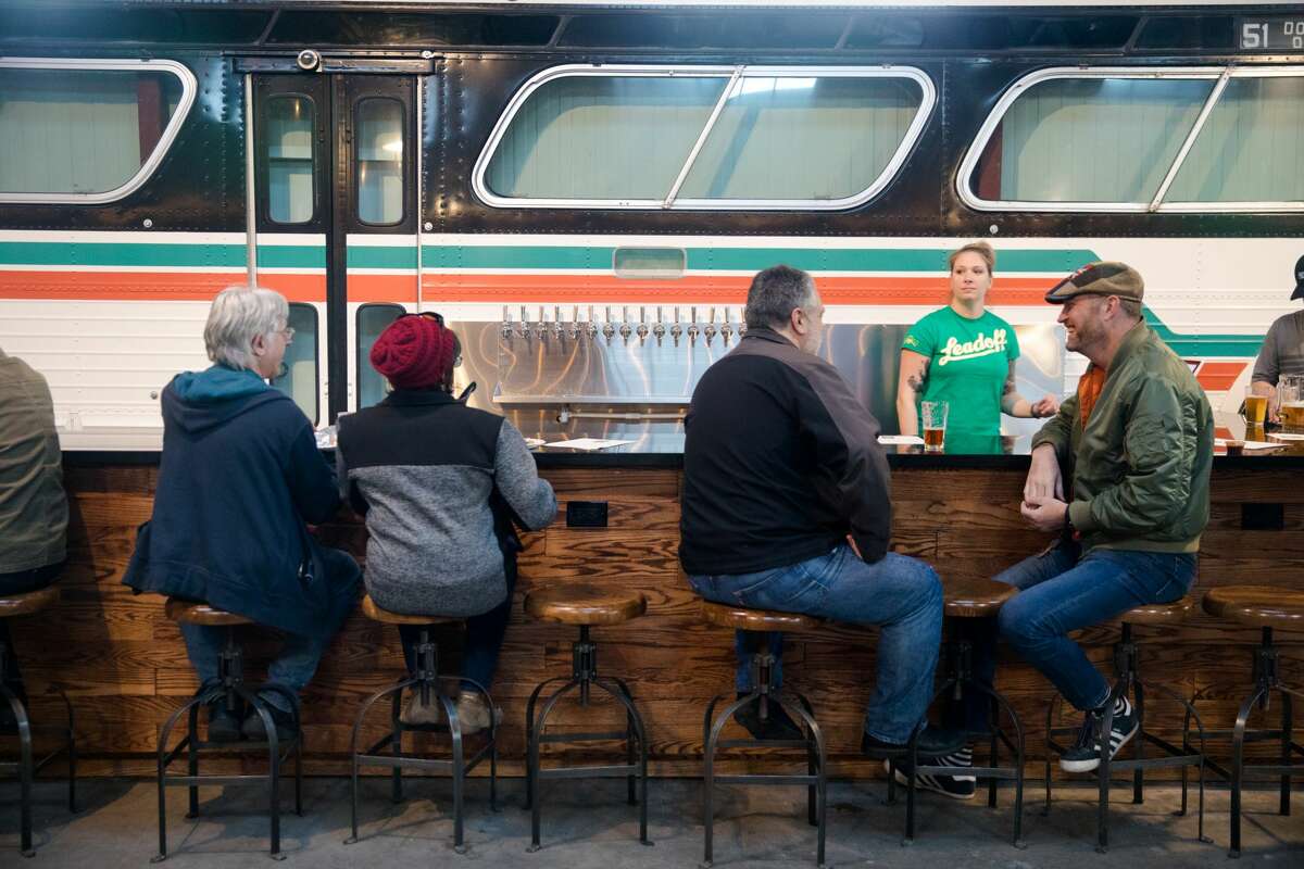 Los clientes se sientan en el bar de The Line 51 Brewery and Tasting Room, The Terminal, cerca de Jack London Square, durante su inauguración en Oakland, California, el 6 de febrero de 2020.