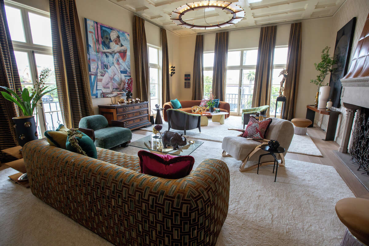 La sala de estar de Kimberly Denman en el Decorator Showcase de San Francisco en 625 El Camino Del Mar en San Francisco el 3 de mayo de 2023.
