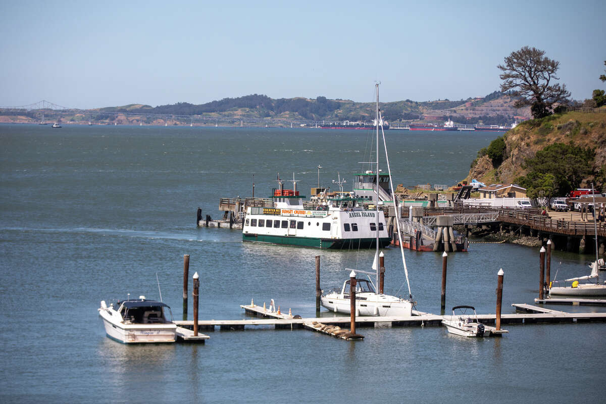 El ferry de Tiburon a Angel Island atraca en Angel Island en Tiburon, California, el 28 de abril de 2023.