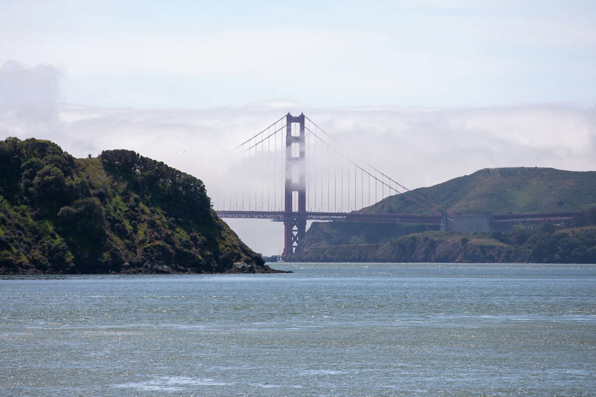 El puente Golden Gate se puede ver detrás de Angel Island en Tiburon, California, el 28 de abril de 2023.