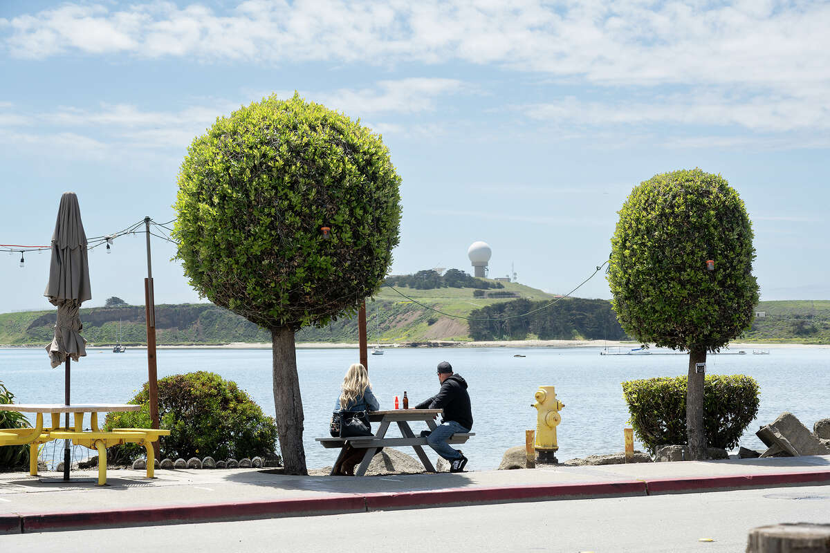 Vista y asientos al aire libre de Barbaraʻs Fishtrap en Half Moon Bay California, 4 de mayo de 2023