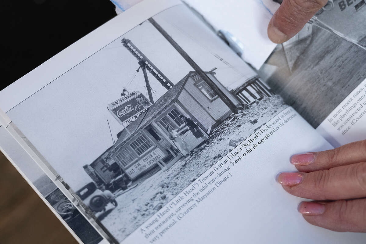 Melodie Madsen señala una foto histórica de Hazel después de que el maremoto azotara Princeton-by-the-Sea en 1946.