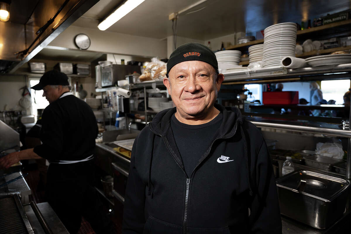El jefe de cocina Raúl Castillo en Barbara's Fishtrap en Half Moon Bay, California, el 4 de mayo de 2023.