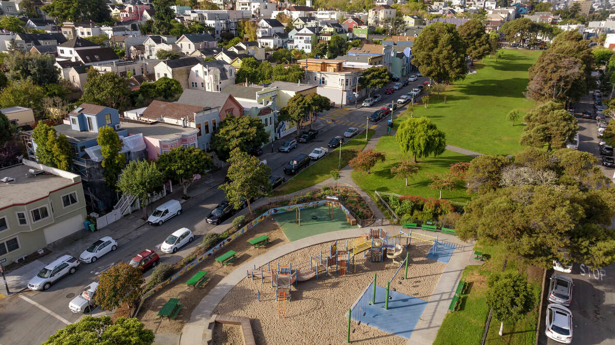Una vista aérea de Precita Park en el barrio de Bernal Heights de San Francisco, California.
