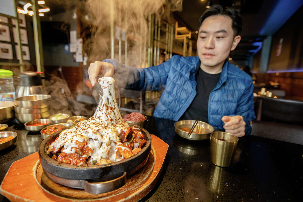 Tim Cheung de Bay Area Foodies se prepara para comer un plato de Kalbijjim en Daeho Korean BBQ & Beef Soup en San Francisco, California, el 9 de mayo de 2023. Es una persona influyente en las redes sociales con cientos de miles de seguidores en Instagram y TikTok.
