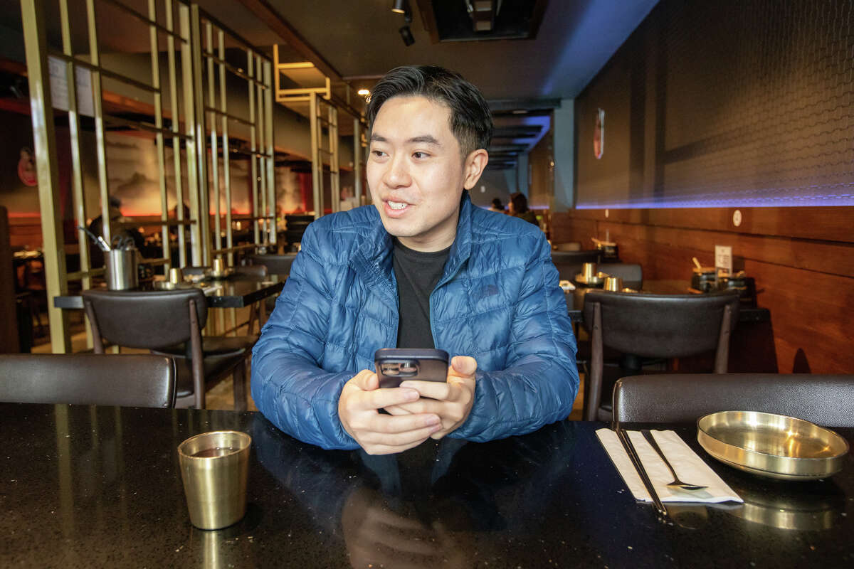 Tim Cheung de Bay Area Foodies habla sobre el menú en Daeho Kalbijjim & Beef Soup en San Francisco el 9 de mayo de 2023. Es una persona influyente en las redes sociales con cientos de miles de seguidores en Instagram y TikTok.