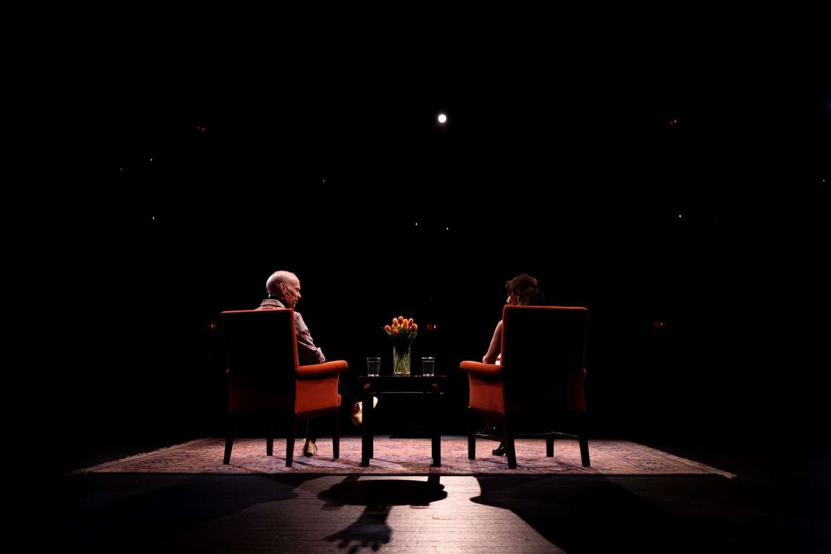 Aubrey Plaza entrevistó a John Waters el 9 de mayo de 2023 en el Sydney Goldstein Theatre for City Arts & Lectures.