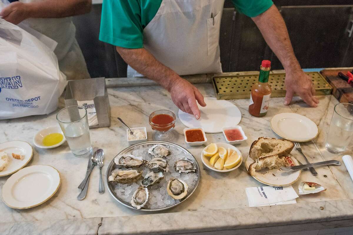Swan Oyster Depot es un restaurante emblemático en el corredor de Polk Street de San Francisco, que alimenta a los lugareños y visitantes con los mariscos frescos y la sopa que han estado sirviendo desde la década de 1890.