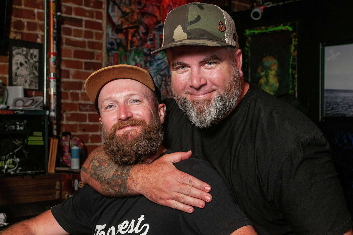 Joey Christensen, a la izquierda, y Tony Cooney, copropietarios de Tempest, se relajan en el bar del distrito de SoMa después de atender una fiesta privada el 25 de agosto de 2022.