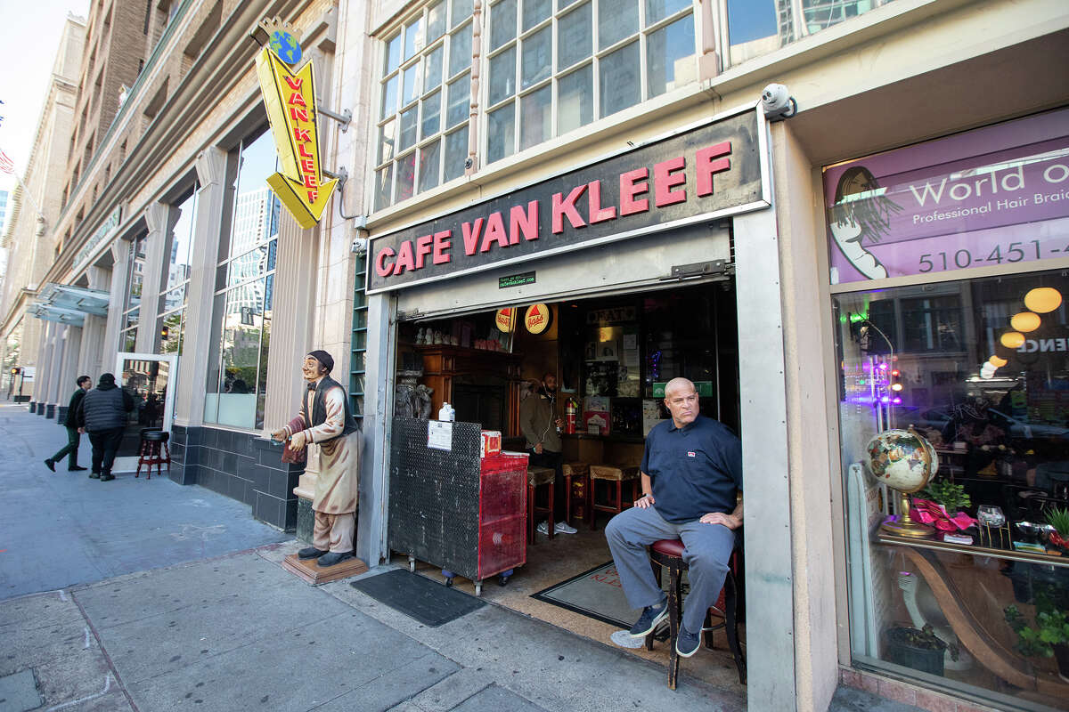 El exterior de Cafe Van Kleef, en 1621 Telegraph Ave. en Oakland.