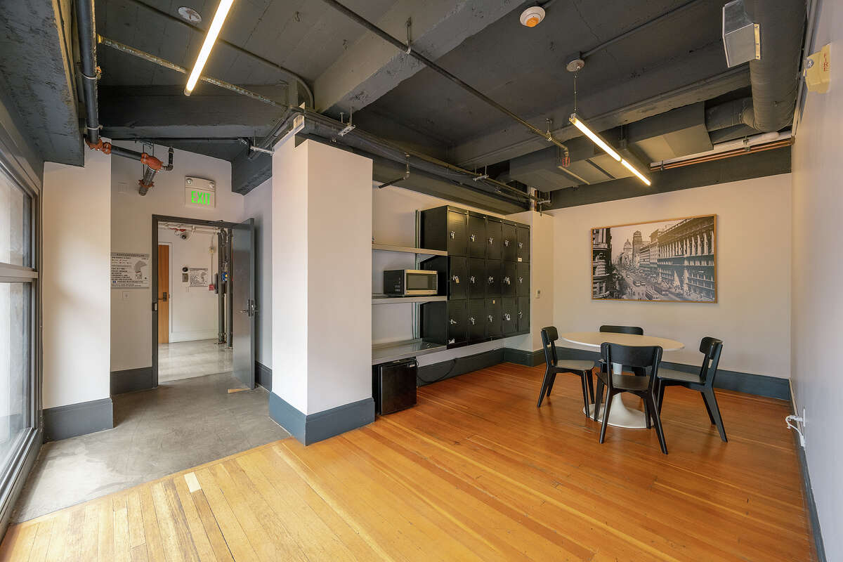 Dentro del histórico edificio Warfield en 988 Market St en San Francisco California, 2 de mayo de 2023