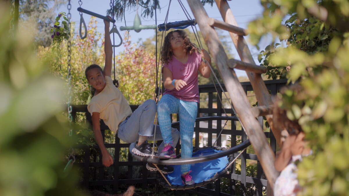 Las hijas de W. Kamau Bell, Sami y Juno, en el documental de HBO Max "1000% Yo: Crecer mezclado."