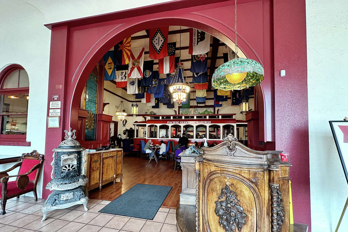La entrada al restaurante muestra el ambiente antiguo del interior.