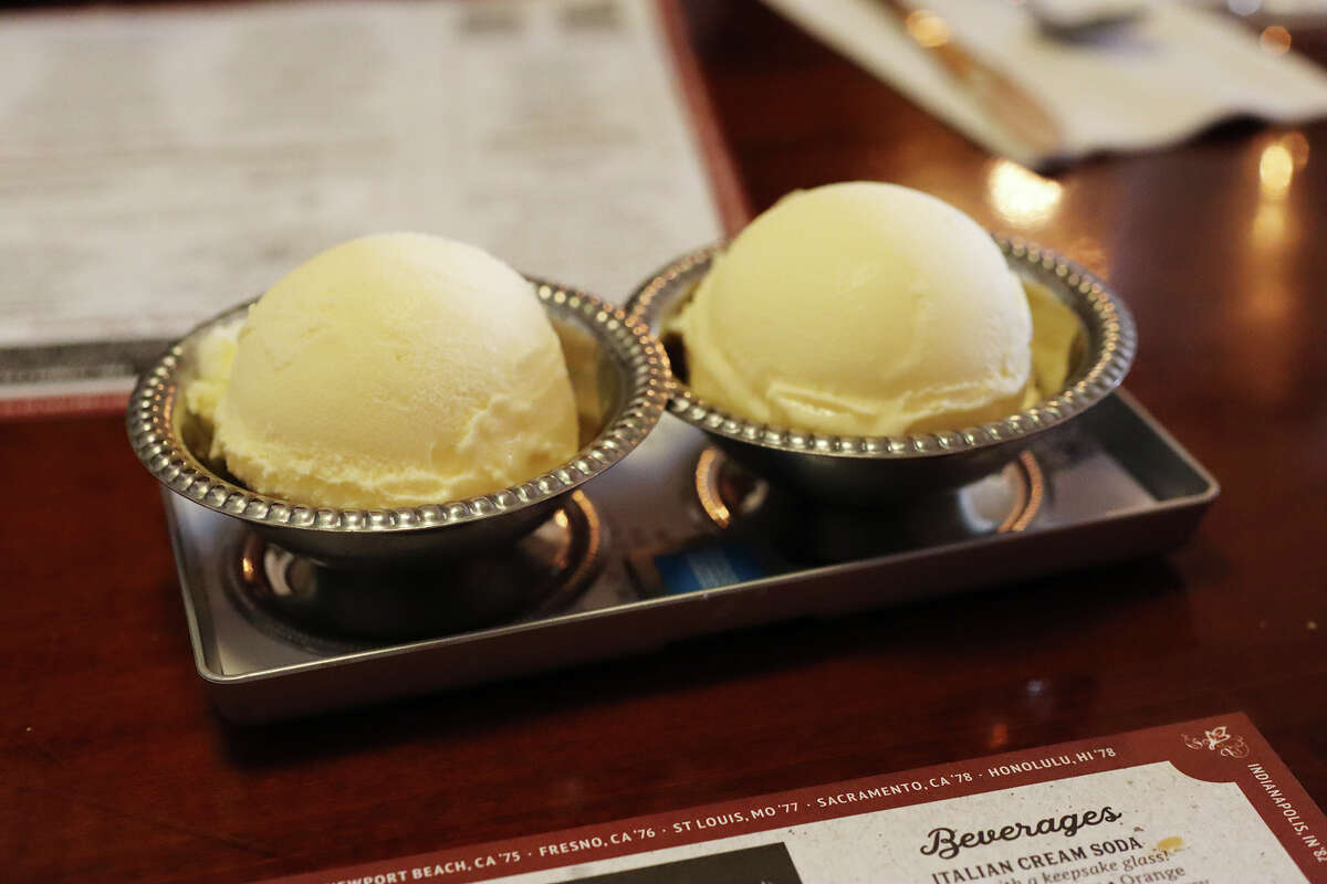 Los invitados pueden elegir entre helado de vainilla o spumoni, que es un helado de chocolate, cereza y pistacho.