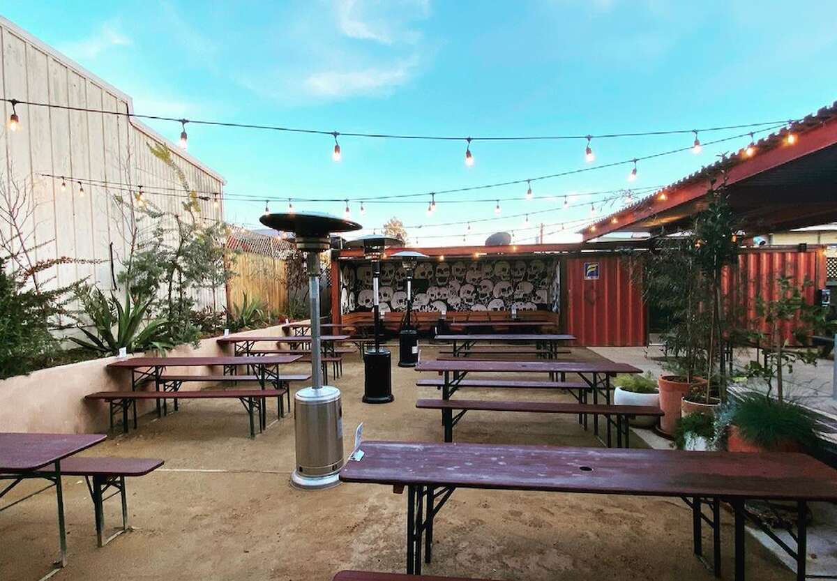El patio en la ubicación de Laurel de Ghost Town Brewing en Oakland, California.