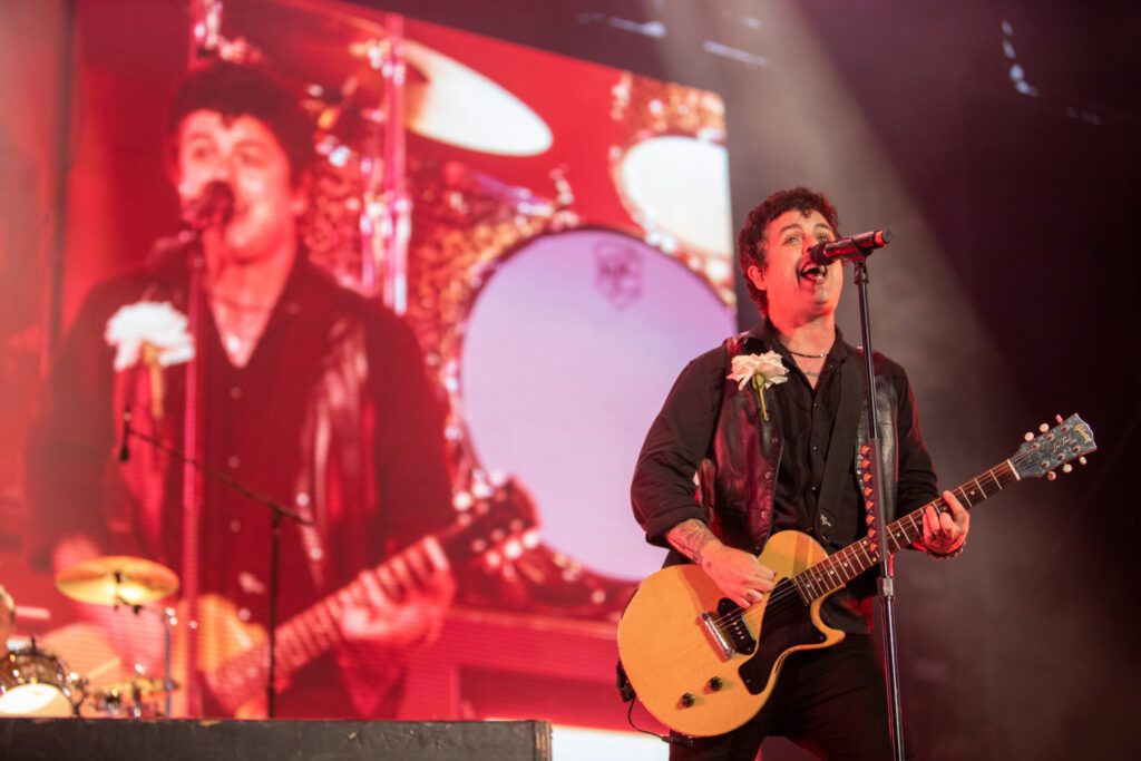 Billie Joe Armstrong de Green Day se une a la banda de covers en el escenario
