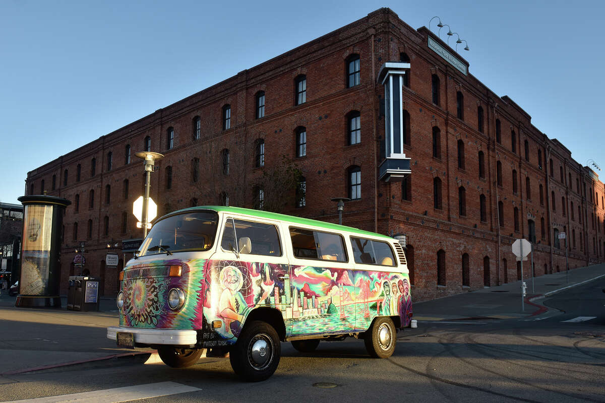 San Francisco Love Tours generalmente comienza sus recorridos en microbús VW frente al Argonaut Hotel, no lejos de Ghirardelli Square.