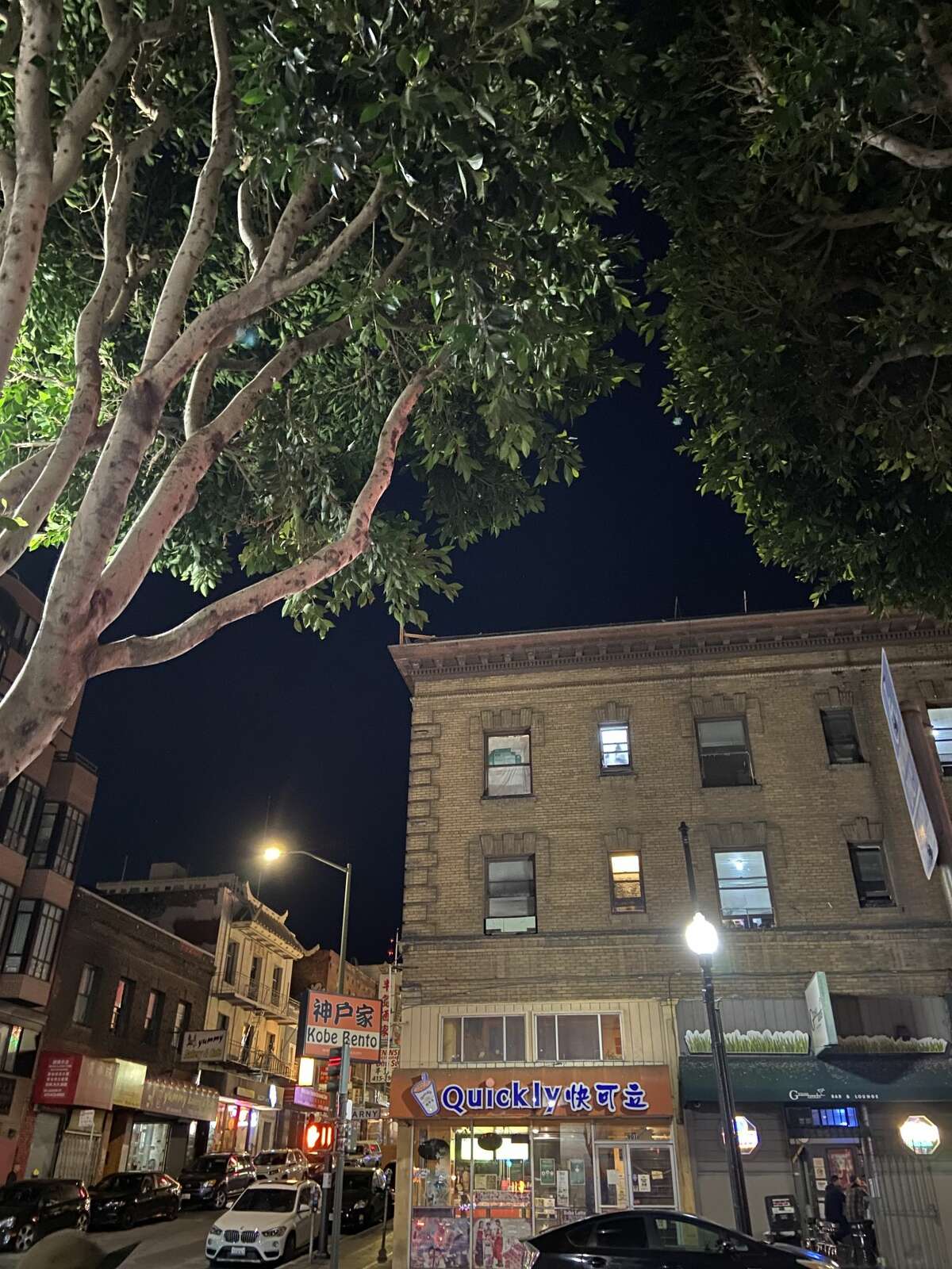 Un edificio en el barrio chino de San Francisco donde los guías de The Haunted Ghost Tour afirman que un rostro fantasmal apareció en la ventana noche tras noche a fines del siglo XIX.