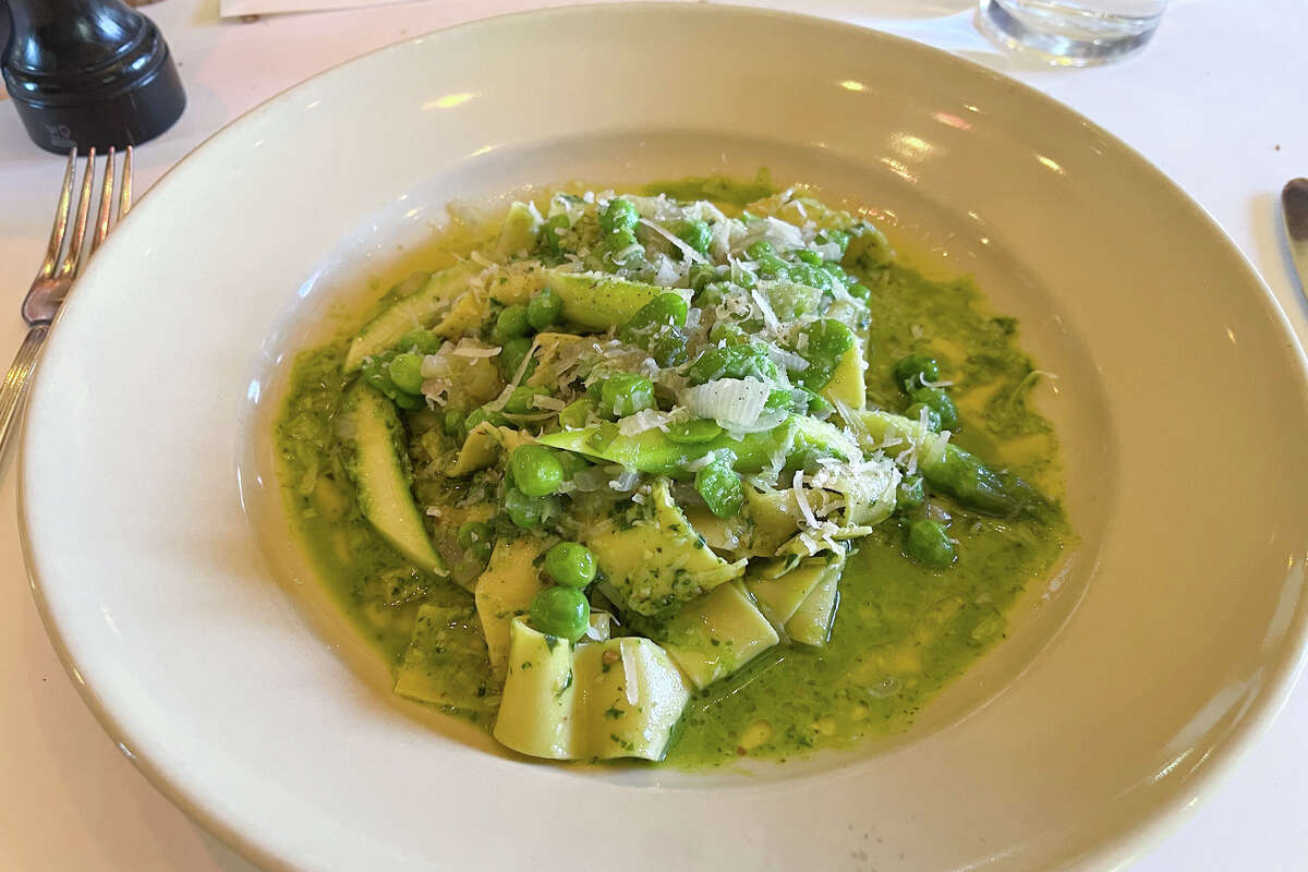 Un plato de pappardelle con verduras de primavera en Chez Panisse Café, el martes 16 de mayo de 2023. 