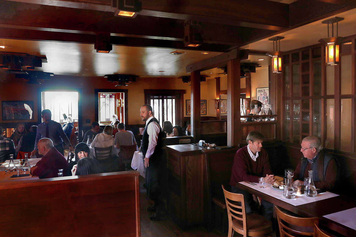 ARCHIVO: Vista general del café Chez Panisse en el piso de arriba durante la hora del almuerzo, visto el miércoles 20 de febrero de 2019, en Berkeley, California. 