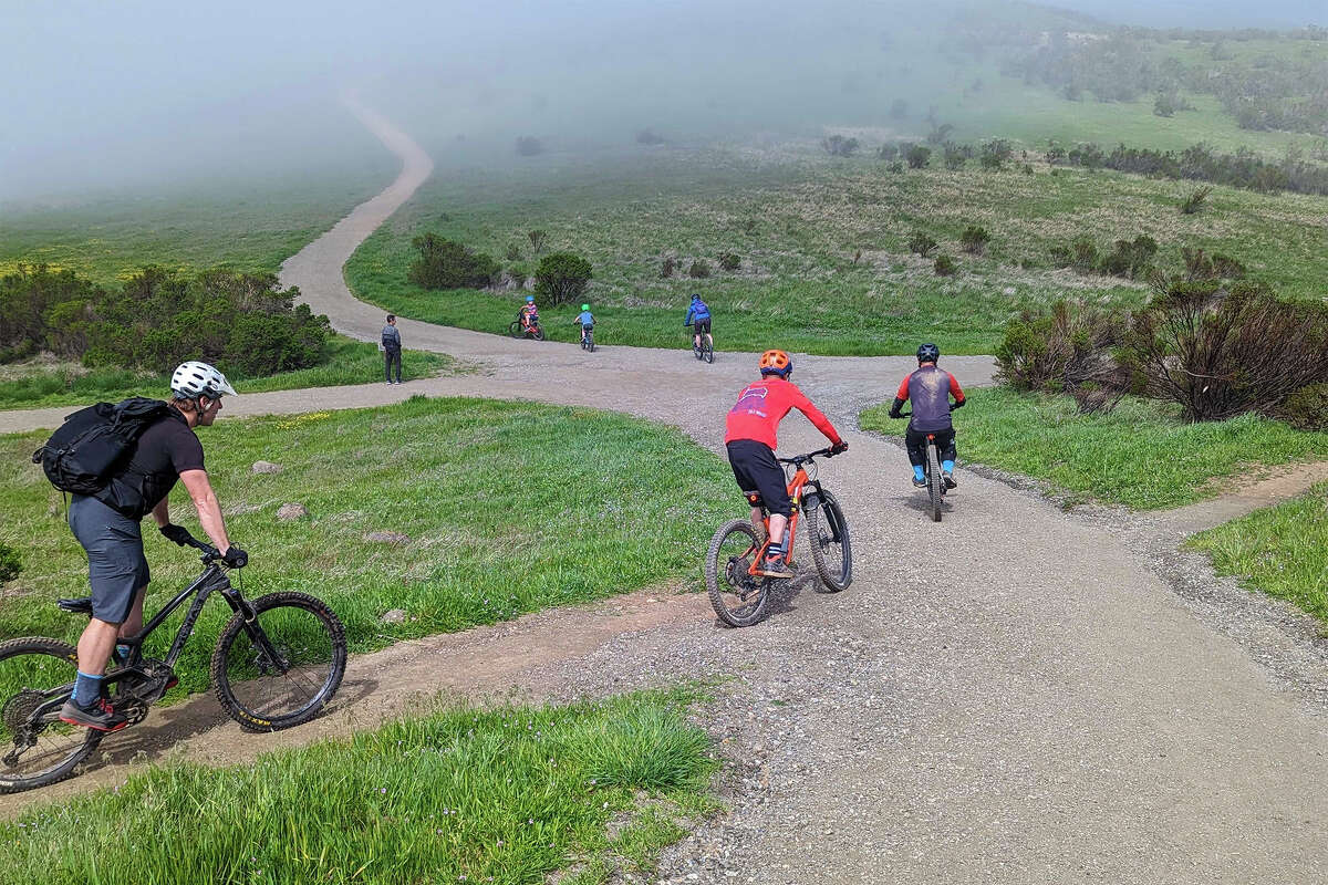 Andar en bicicleta en la reserva de espacio abierto Russian Ridge en las montañas de Santa Cruz, donde la molesta niebla del Área de la Bahía podría nublar las increíbles vistas.