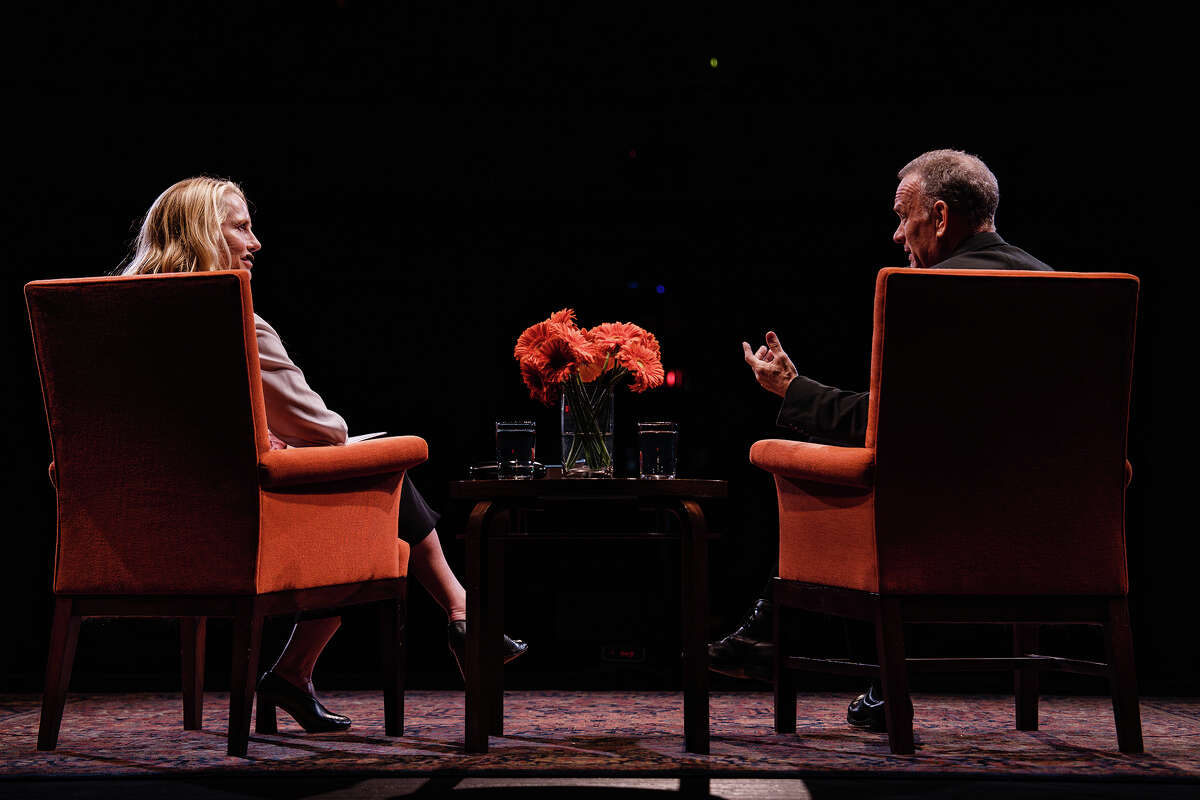 Laurene Powell Jobs entrevista a Tom Hanks en City Arts & Lectures en el Teatro Sydney Goldstein en San Francisco el 16 de mayo de 2023.