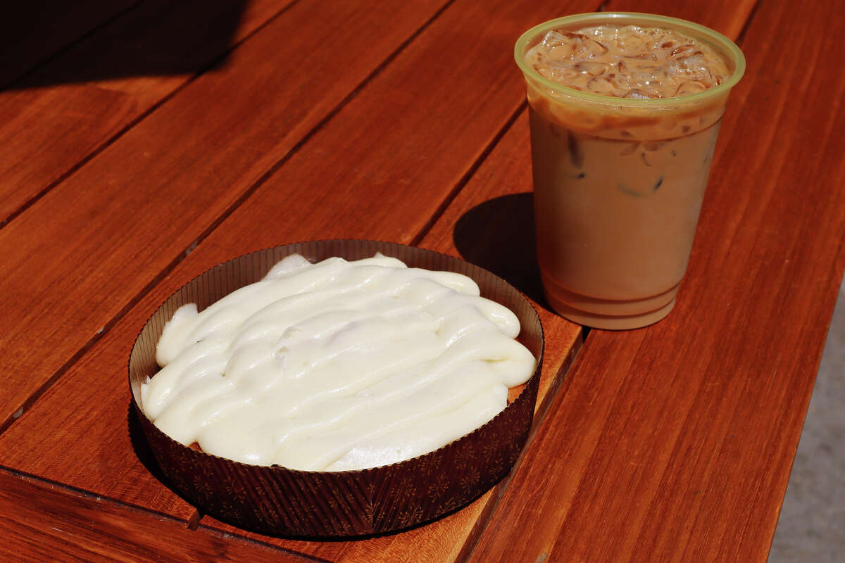 Café con Baileys y un rollo de canela del Coffee House en el Hotel Disneyland. 