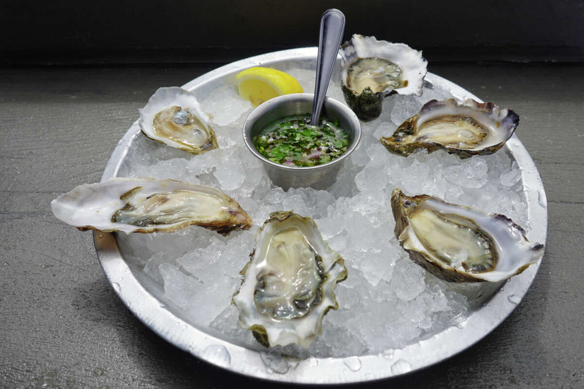 Tony's Seafood vende alrededor de 4500 ostras extra pequeñas en media concha por semana. El popular destino del condado de Marin se encuentra en 18863 Shoreline Highway en Marshall. 